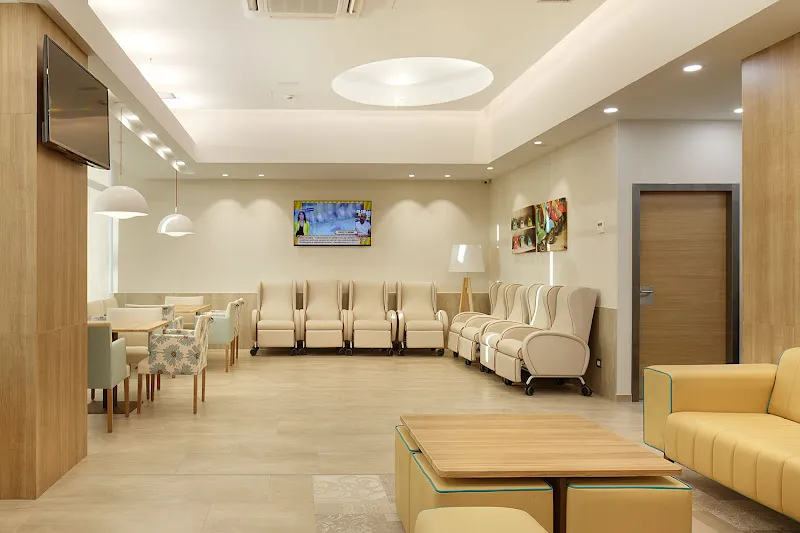 Sala de espera luminosa con sillones reclinables en agure centros geriatricos