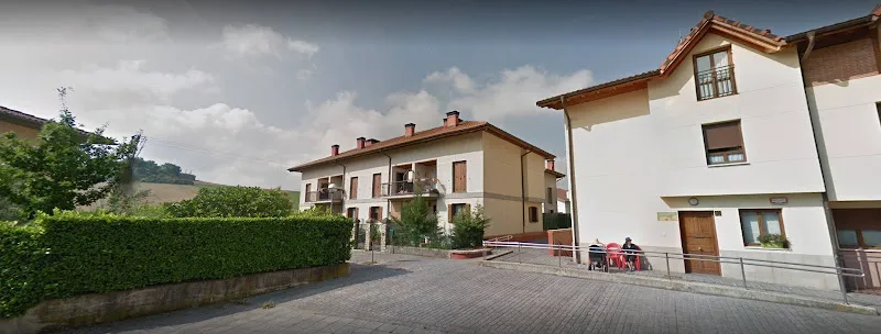 Edificio residencial con rampas de acceso y balcones en anitua egoitza