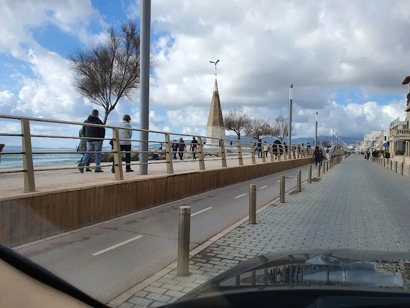 Paseo marítimo con personas caminando junto al mar asociacion de personas mayores del molinar