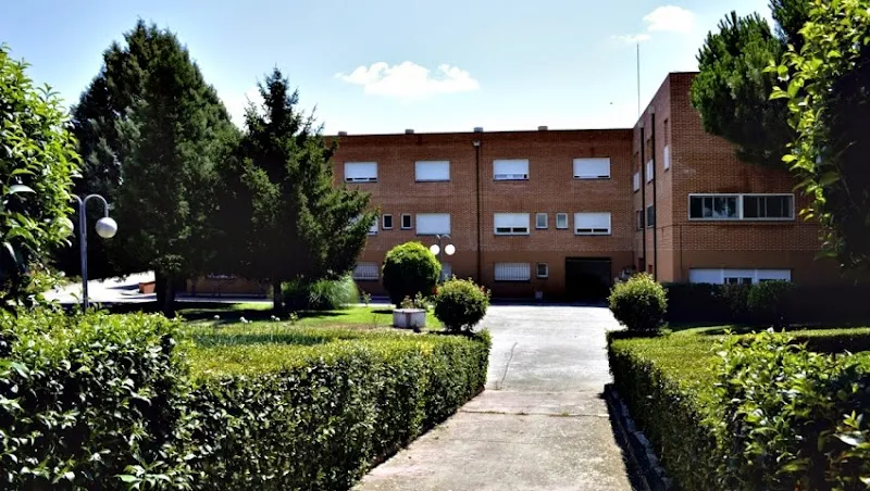 Edificio residencial con fachada de ladrillo y jardín central de la casa hogar humanes.