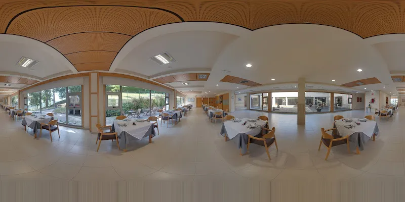 Comedor amplio y luminoso en caser residencial pontevedra con mesas preparadas