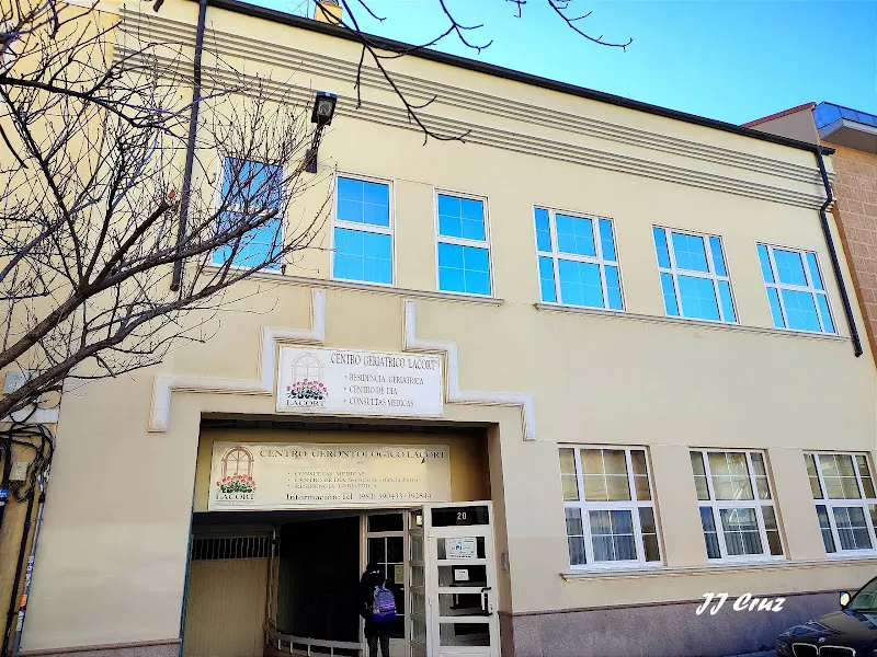 Fachada del centro geriatrico lacort con entrada principal y varias ventanas en edificio de dos plantas