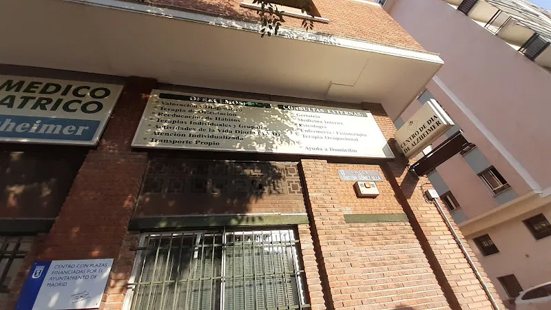 Fachada del centro medico psicogeriatrico sl con rótulos que indican centro de día y servicios para Alzheimer