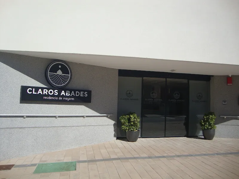 Fachada con rampa y puertas de vidrio del centro residencial mayores claros abades