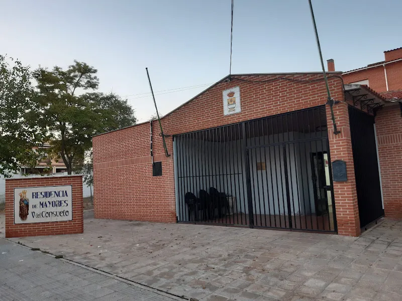 Fachada con entrada enrejada y rótulo de centro residencial para mayores sanivida virgen del consuelo.