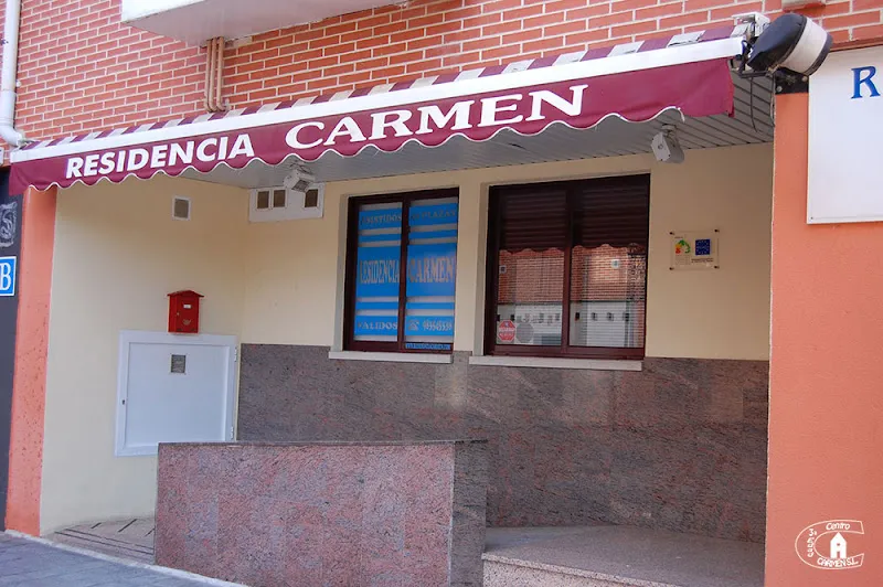 Fachada y entrada con toldo burdeos de centro tercera edad carmen s l