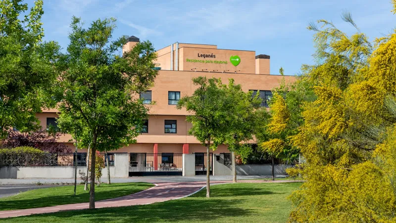 Edificio residencial con jardines y sendero de domusvi leganes