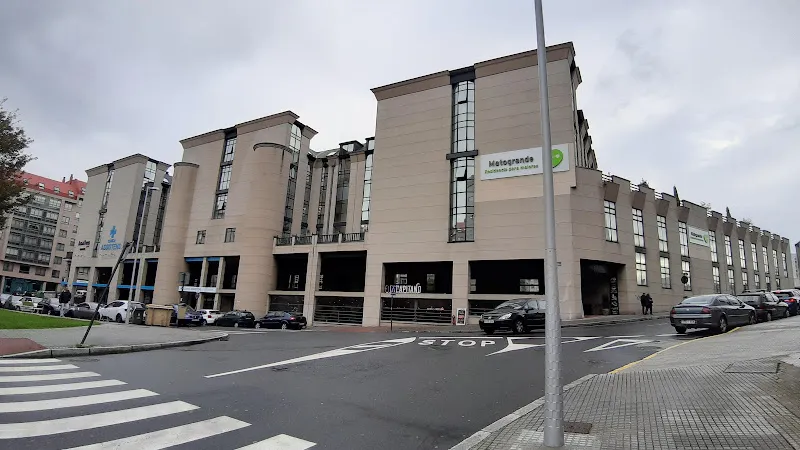 Gran edificio de varios pisos con fachada de piedra y entrada principal del domusvi matogrande