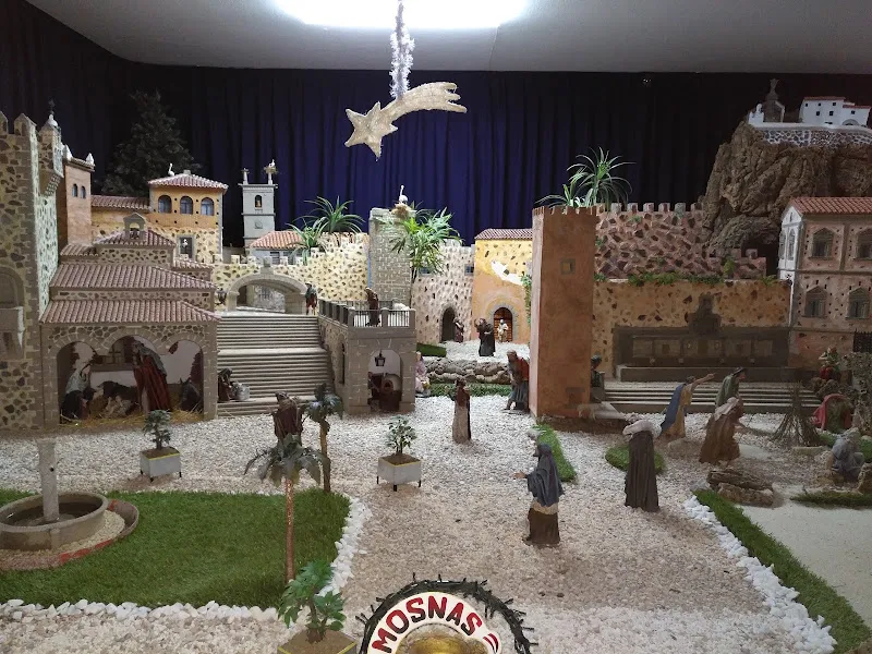 Belén en miniatura con figuras, plaza y estrella navideña hermanitas de los pobres ahora centro de dia