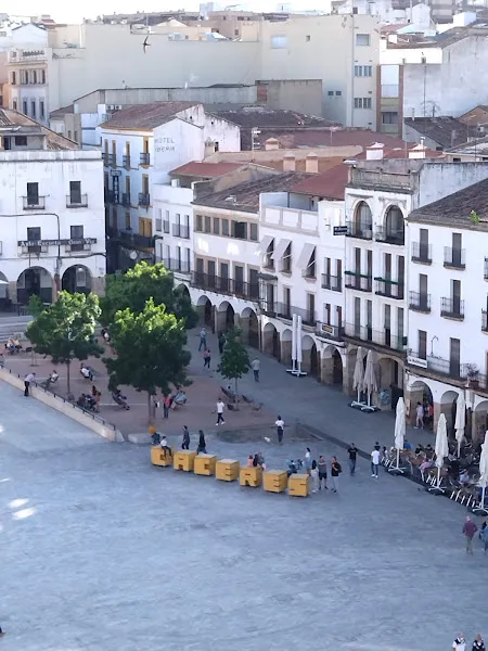 Plaza Mayor de Cáceres con arcadas, terrazas y bancos, ambiente tranquilo para hogar de mayores plaza mayor de caceres
