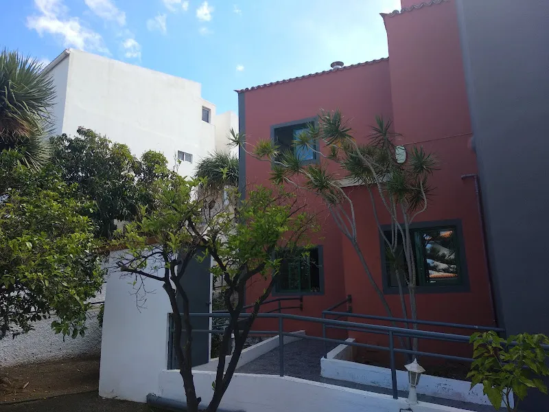 Fachada con rampa de acceso y jardines del hogar de mayores santa maria de la ascension.