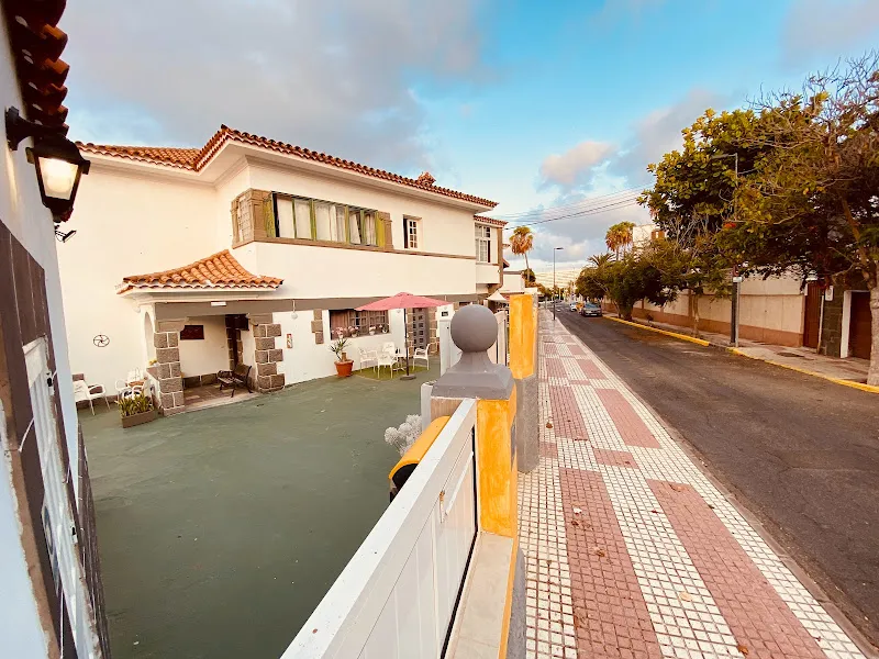 Fachada y patio con terraza de la residencia 3deg edad las rosas