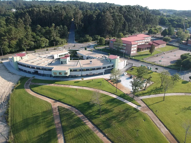 Vista aérea de la residencia amboage con edificio semicircular y jardines amplios