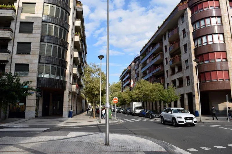 Calle e intersección con la residencia berriz 1 y edificios de apartamentos bajo un cielo parcialmente nublado.