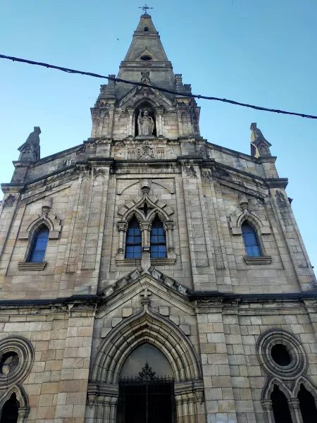 Fachada neogótica de la residencia canonigos regulares letran con portal apuntado y ventanas ojivales