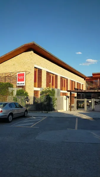 Fachada principal de la residencia con centro de dia para personas mayores el berrueco con entrada accesible y plaza de aparcamiento