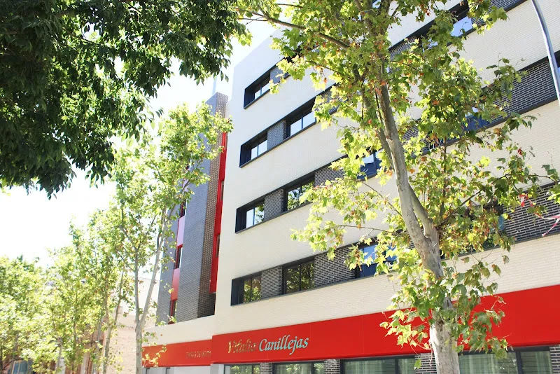 Fachada luminosa de la residencia de ancianos canillejas madrid vitalia home con árboles frente al edificio.