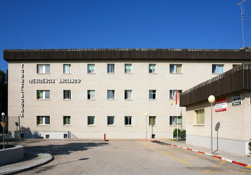 Fachada de residencia de ancianos de la comunidad de madrid publica con acceso y banderas institucionales.