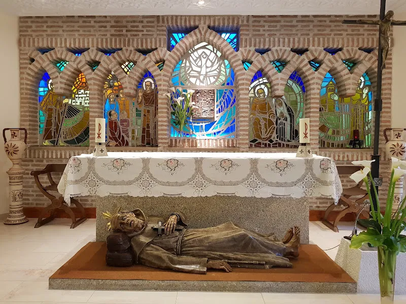Capilla con altar, vitrales coloridos y figura yacente en la residencia de ancianos de san pedro.