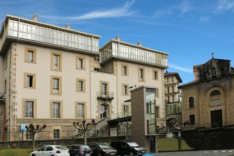 Edificio con fachada clásica y ascensor acristalado de la residencia de ancianos mizpirualde egoitza.