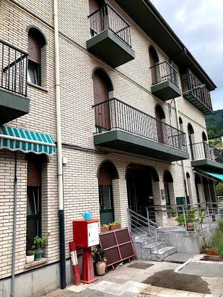 Fachada con rampas, balcones y macetas de la residencia de ancianos nuestra senora de la merced