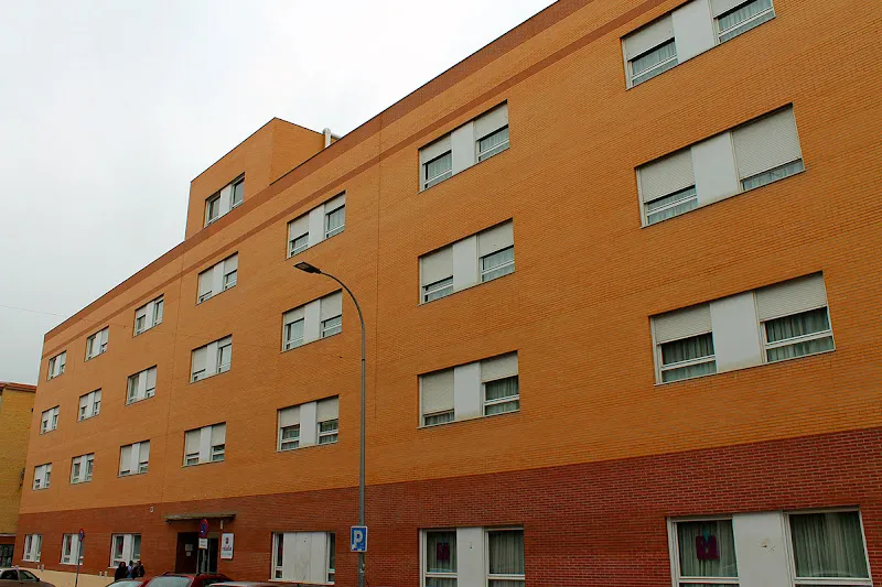 Fachada de la residencia de ancianos parla madrid vitalia home con ventanas, persianas y entrada principal