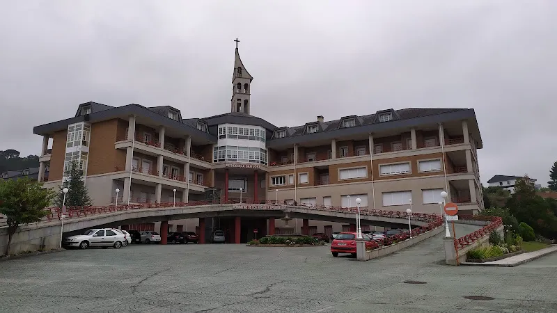Fachada amplia con torre y rampas de acceso de la residencia de ancianos san jose.