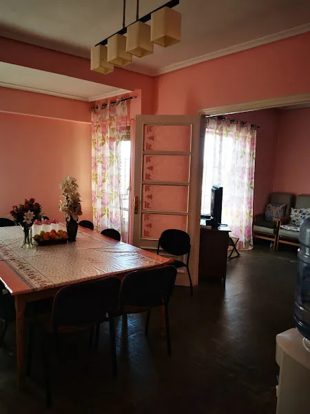 Comedor acogedor en residencia de ancianos torre de esperanza con mesa amplia, sillas y cortinas florales