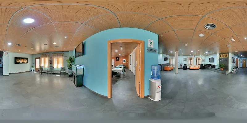 Interior luminoso de la residencia de la tercera edad mataelpino con zona de espera y acceso al comedor