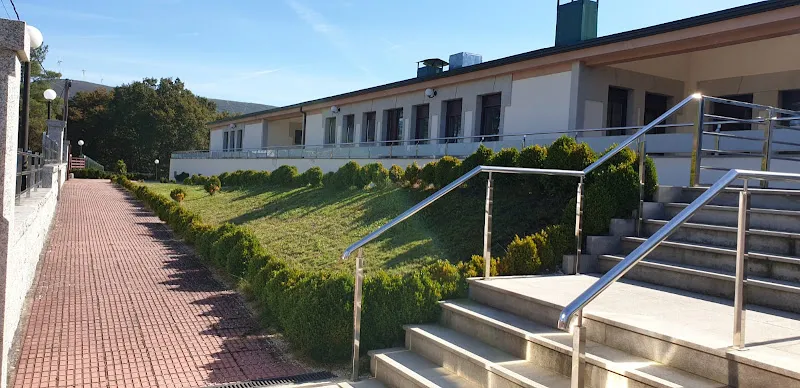 Fachada accesible con escaleras, barandillas y jardín cuidado de la residencia de maiores pena da sela.