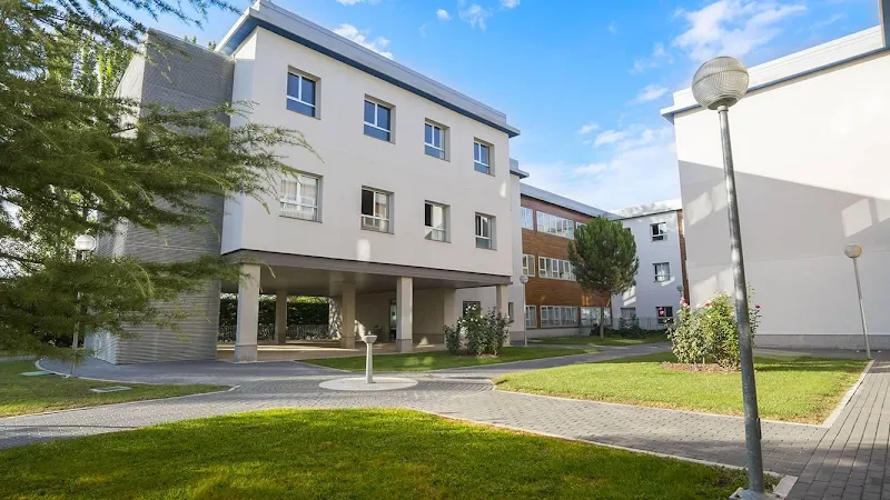 Fachada con zonas verdes y paseos de la residencia de mayores amavir el pinar.