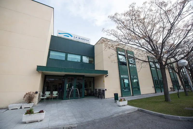 Entrada principal y fachada moderna de la residencia de mayores amavir la marina con accesos adaptados