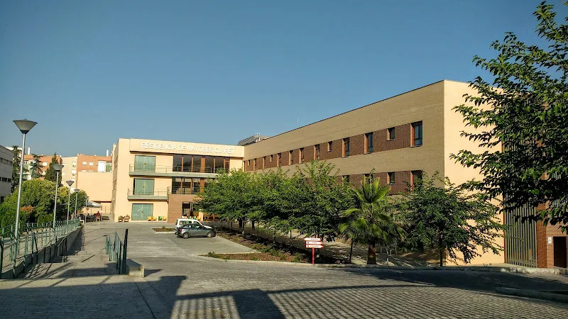 Fachada amplia de la residencia de mayores claret con entrada principal, árboles y aparcamiento