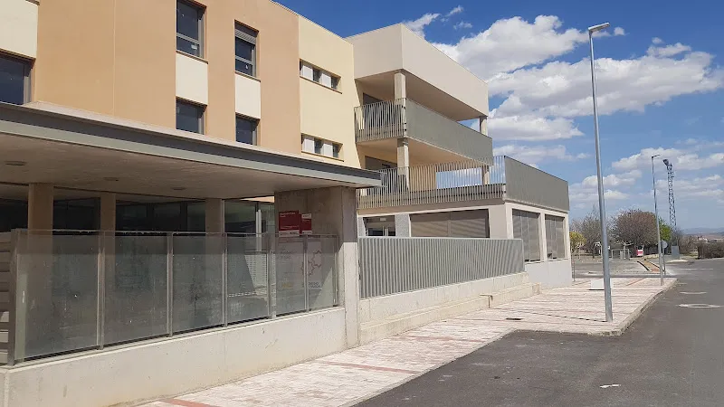 Fachada y accesos de la residencia de mayores de cella en construccion con balcones y valla perimetral
