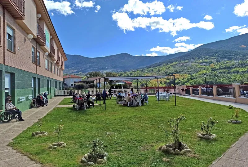 Vista del jardín con residentes y sillas de ruedas en la residencia de mayores de mombeltran san andres nexus integral