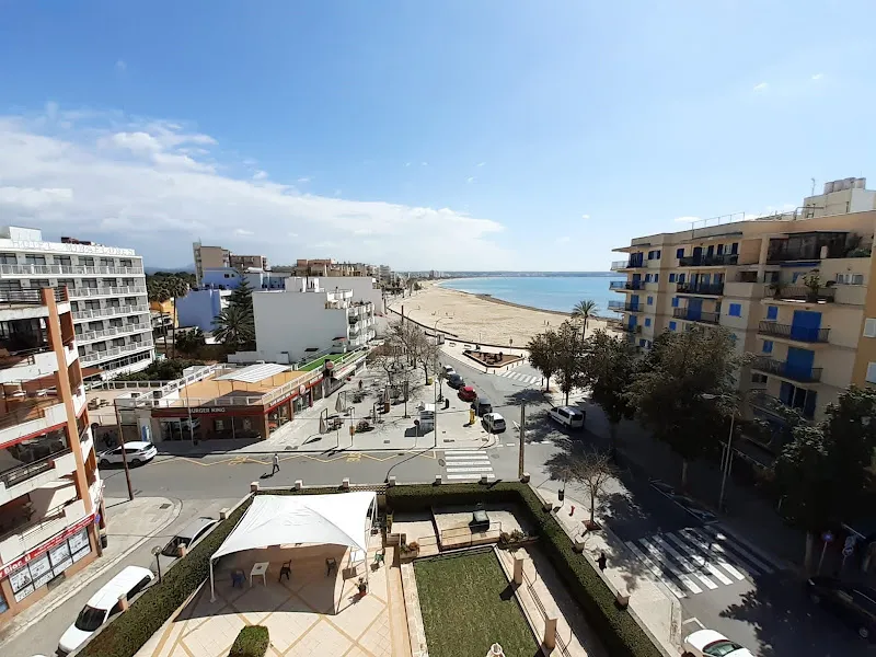 Panorámica desde la altura de la residencia de mayores en palma de mallorca emera junto a la playa y el paseo marítimo.
