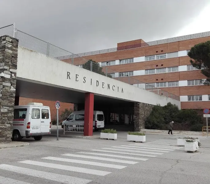 Fachada y acceso con marquesina de la residencia de mayores francisco de vitoria