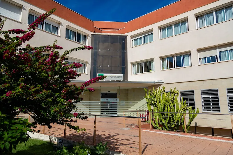 Fachada moderna con jardín y acceso adaptado de la residencia de mayores isdabe