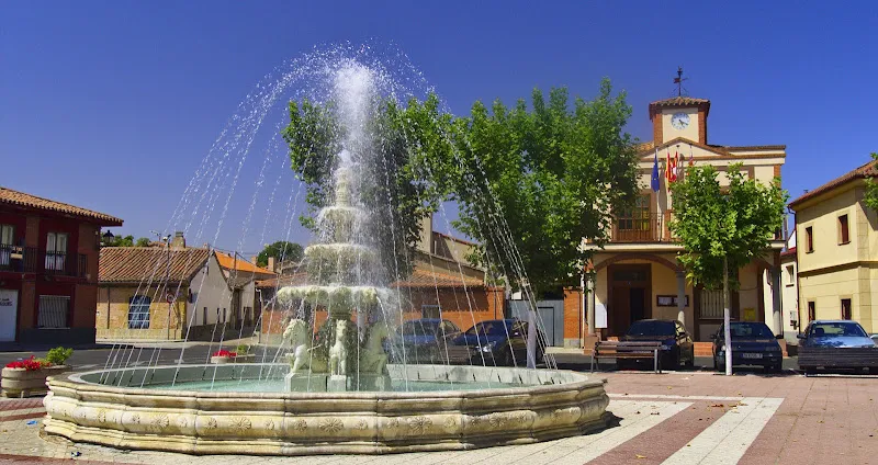 Fuente central en la plaza frente al edificio municipal residencia de mayores la plaza