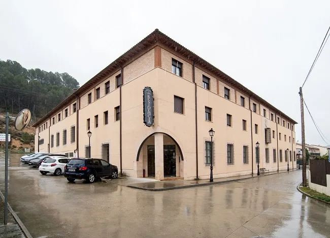 Fachada de la residencia de mayores princesa de eboli en esquina con entrada arqueada y coches aparcados