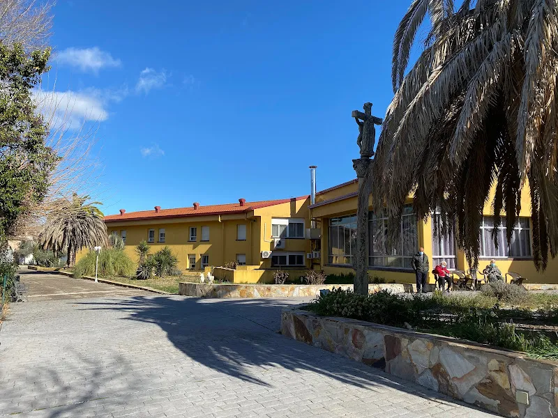 Fachada soleada de la residencia de mayores santa ma del silencio con palmeras y patio exterior