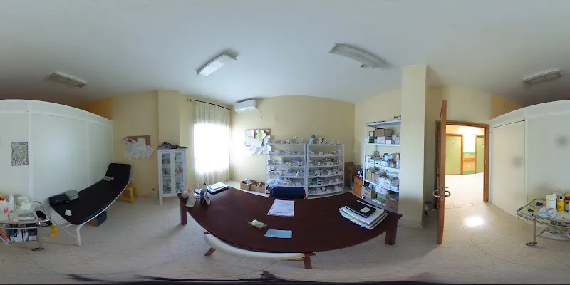 Despacho con mesa, camilla y estanterías de medicamentos en la residencia de mayores torrecilla