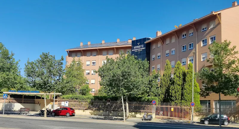 Fachada exterior con árboles, valla y entrada de la residencia de mayores y centro de dia albacete vital parque emera.