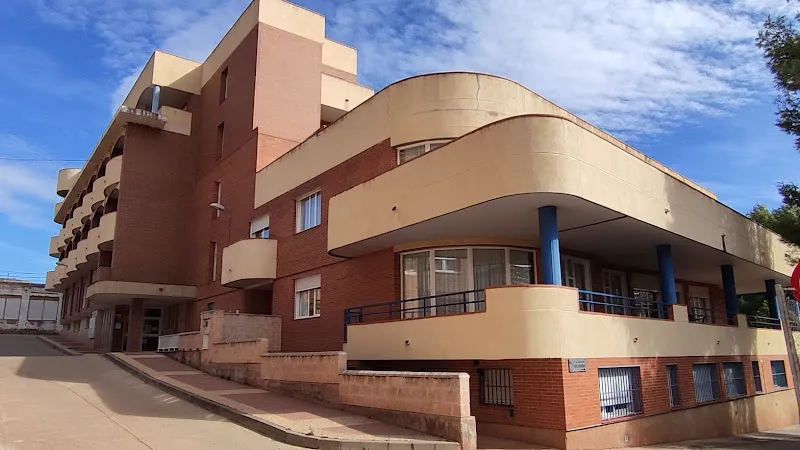 Fachada del edificio con rampas, balcones y ventanas de la residencia de personas mayores comarca del aranda fundacion ramon rey ardid