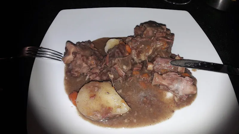 Guiso de carne con patatas y zanahorias en residencia de tercera edad de nogueruelas
