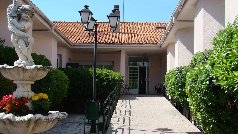Entrada con fuente, rampa accesible y tejado de tejas de la residencia las mimosas