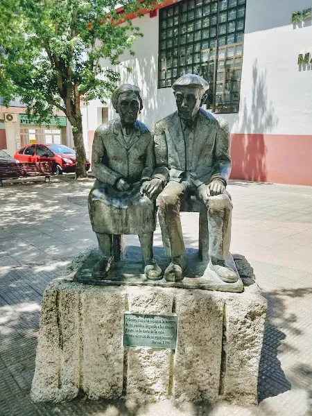 Escultura de una pareja mayor sentada frente a la residencia mayores municipal