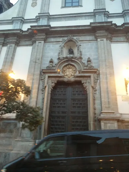 Portada barroca con gran puerta de madera y nicho escultórico de la residencia montserrat de madrid