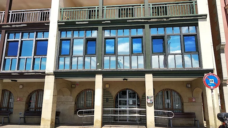 Entrada con rampa y fachada de ventanales de la residencia municipal de ancianos de pasaia.