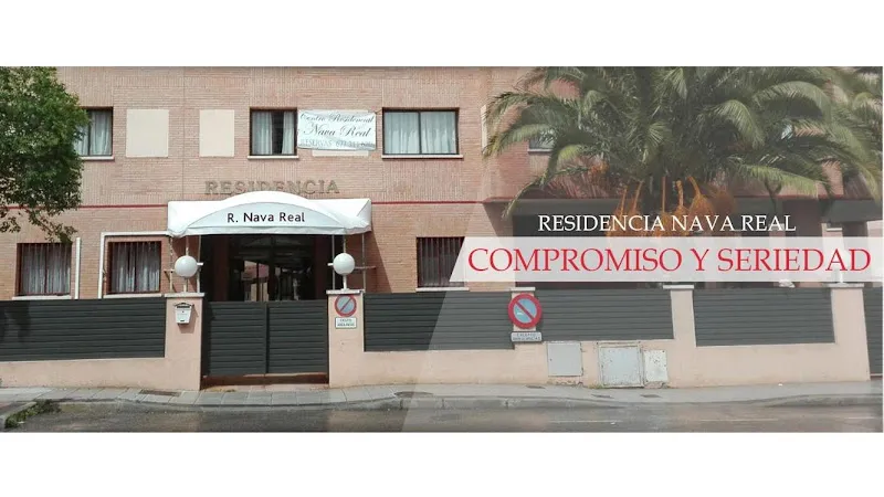 Entrada y fachada de la residencia nava real con toldo, valla y cartel de compromiso y seriedad.